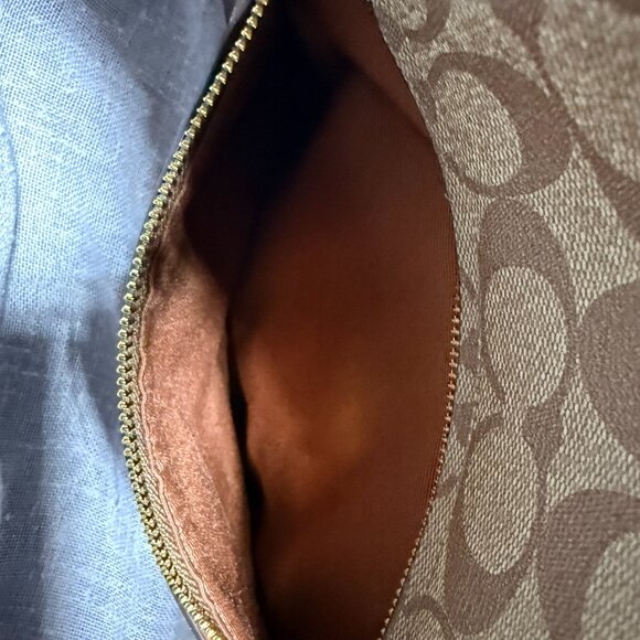 Coach Logo Print Crossbody with Colorful Stripes 🎨👜 - Picture 5 of 10